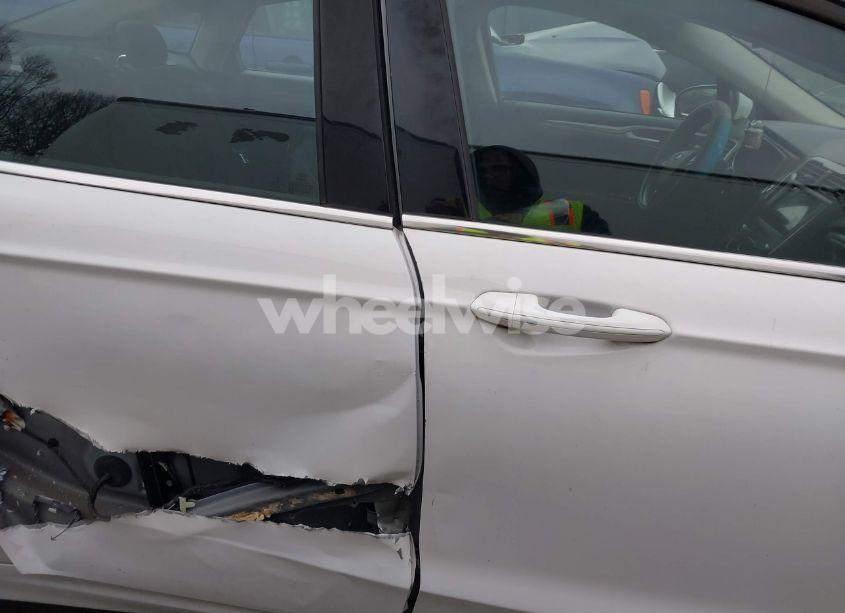 Photo 13 of 2019 Ford Fusion HYBRID SE (VIN 3FA6P0LU8KR220192)