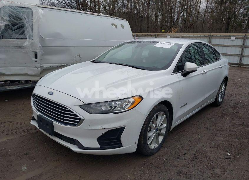 Photo 2 of 2019 Ford Fusion HYBRID SE (VIN 3FA6P0LU8KR220192)