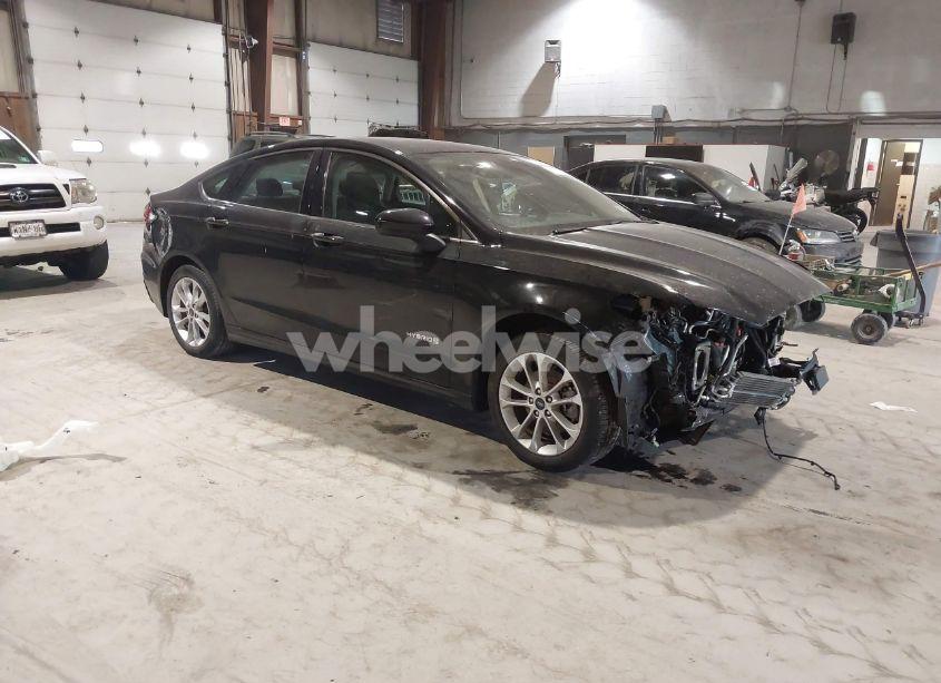 2019 Ford Fusion HYBRID SE (VIN 3FA6P0LU8KR266833) main photo