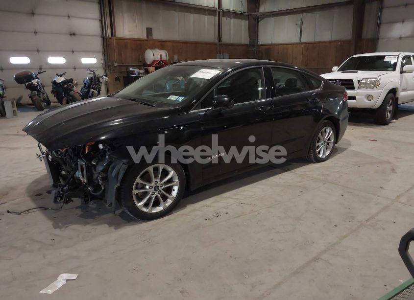 Photo 2 of 2019 Ford Fusion HYBRID SE (VIN 3FA6P0LU8KR266833)