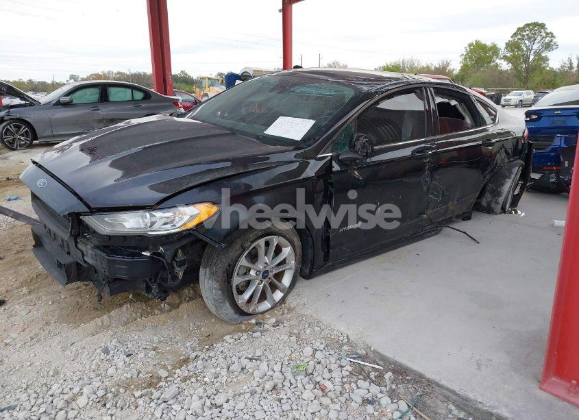 Photo 2 of 2019 Ford Fusion HYBRID SE (VIN 3FA6P0LU9KR116830)