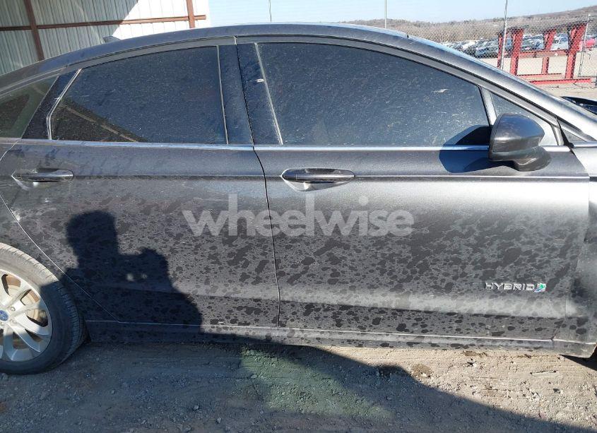 Photo 13 of 2019 Ford Fusion HYBRID SE (VIN 3FA6P0LU9KR181502)