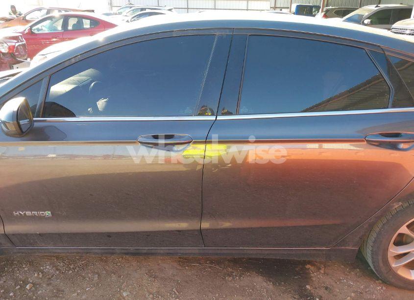 Photo 14 of 2019 Ford Fusion HYBRID SE (VIN 3FA6P0LU9KR181502)