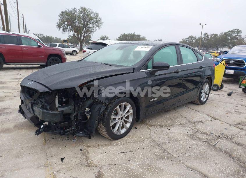Photo 2 of 2019 Ford Fusion HYBRID SE (VIN 3FA6P0LU9KR214739)