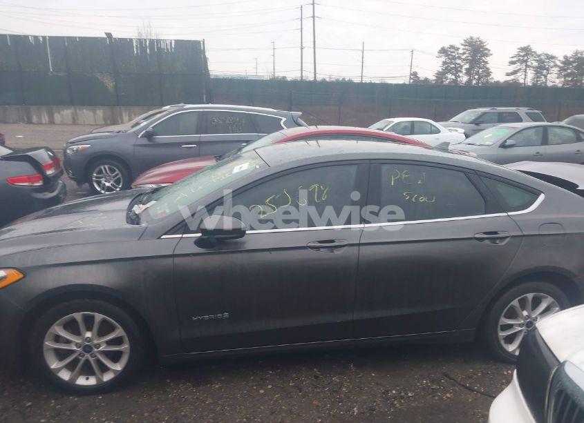 Photo 14 of 2019 Ford Fusion HYBRID SE (VIN 3FA6P0LUXKR110129)