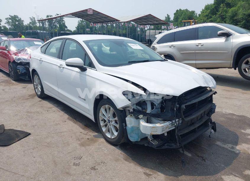 2019 Ford Fusion HYBRID SE (VIN 3FA6P0LUXKR124693) main photo