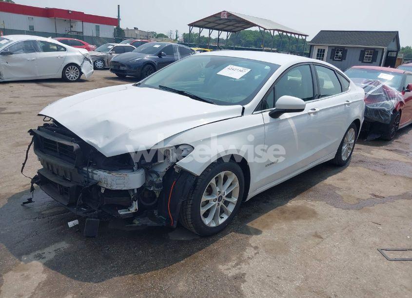 Photo 2 of 2019 Ford Fusion HYBRID SE (VIN 3FA6P0LUXKR124693)