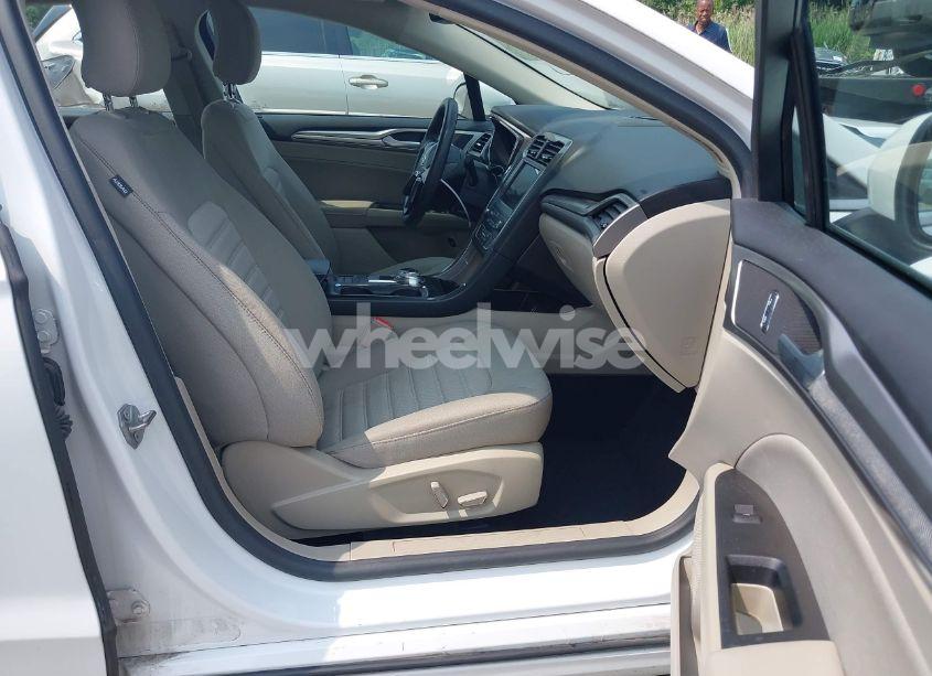 Photo 5 of 2019 Ford Fusion HYBRID SE (VIN 3FA6P0LUXKR124693)