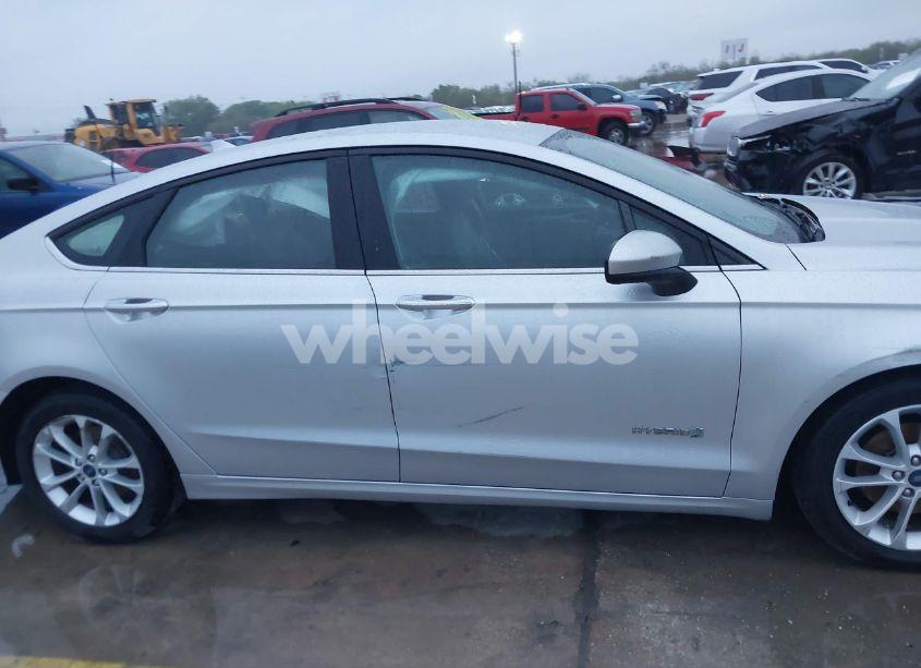 Photo 13 of 2019 Ford Fusion HYBRID SE (VIN 3FA6P0LUXKR256420)