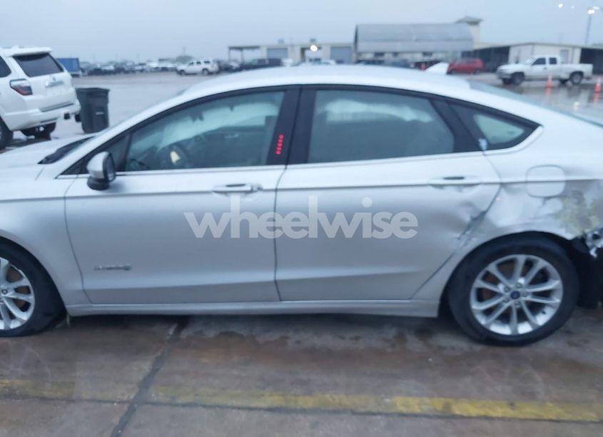 Photo 14 of 2019 Ford Fusion HYBRID SE (VIN 3FA6P0LUXKR256420)