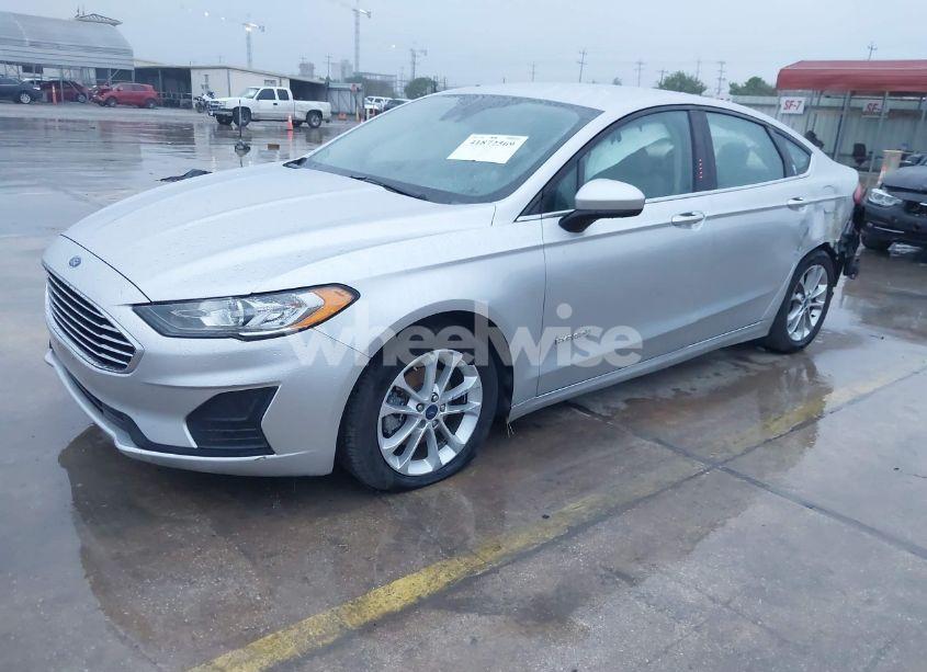 Photo 2 of 2019 Ford Fusion HYBRID SE (VIN 3FA6P0LUXKR256420)