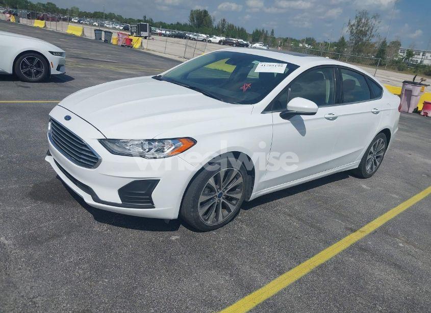 Photo 2 of 2020 Ford Fusion SE (VIN 3FA6P0T90LR150796)