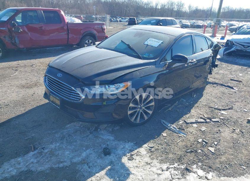 Photo 2 of 2019 Ford Fusion SE (VIN 3FA6P0T91KR274803)