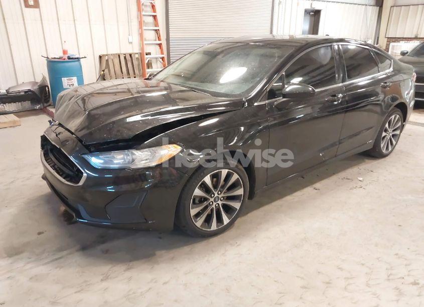Photo 2 of 2019 Ford Fusion SE (VIN 3FA6P0T93KR217275)
