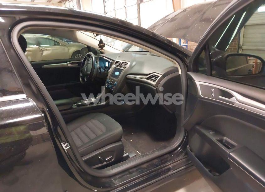 Photo 5 of 2019 Ford Fusion SE (VIN 3FA6P0T93KR217275)