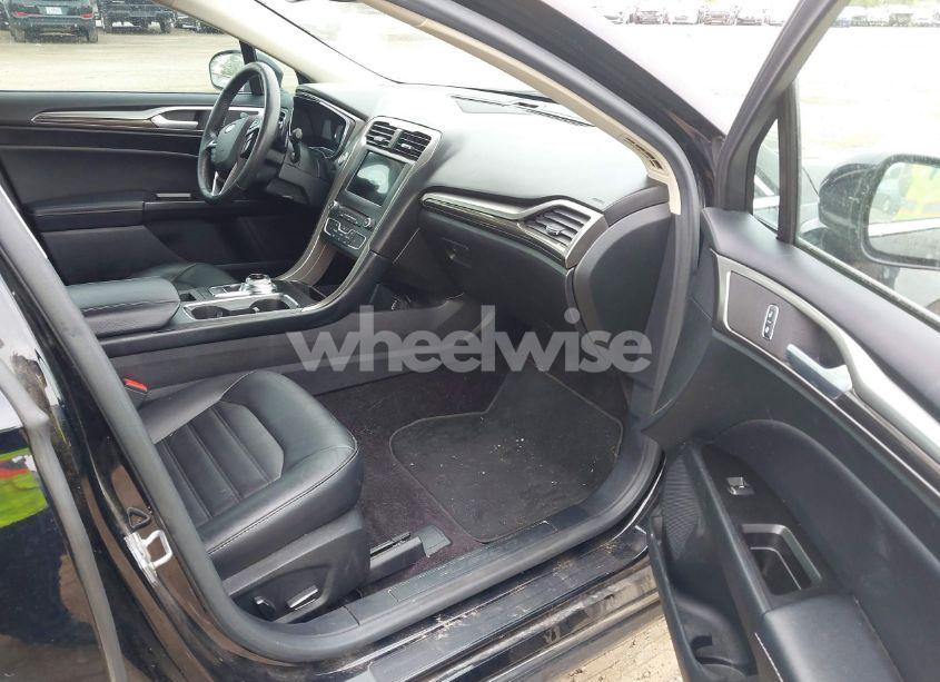 Photo 5 of 2017 Ford Fusion SE (VIN 3FA6P0T95HR140398)