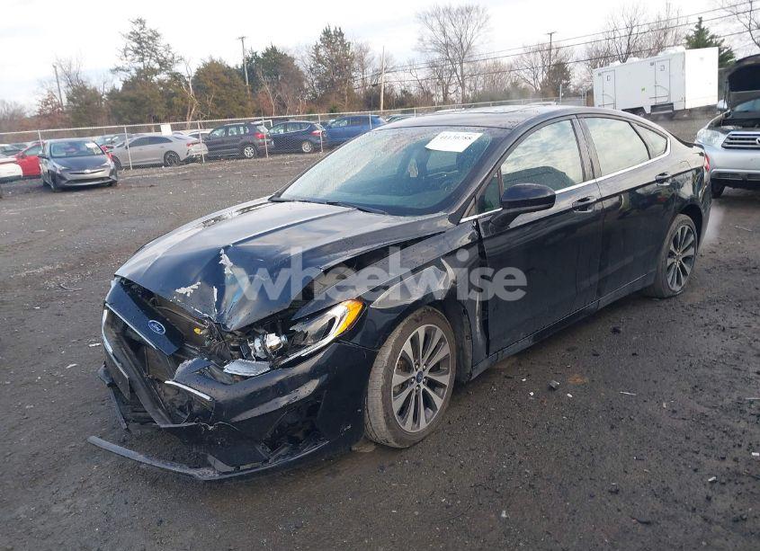 Photo 2 of 2019 Ford Fusion SE (VIN 3FA6P0T97KR224052)