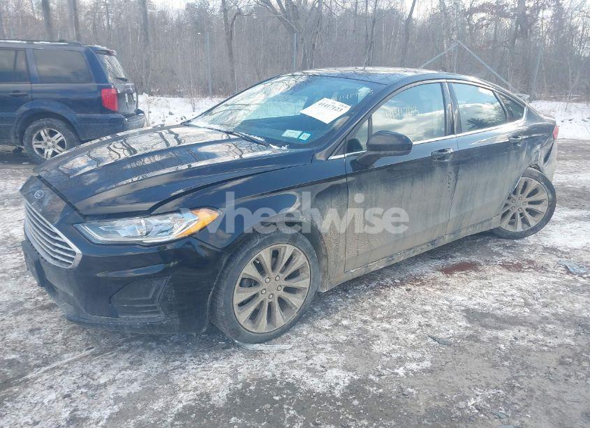 Photo 2 of 2019 Ford Fusion SE (VIN 3FA6P0T97KR260257)
