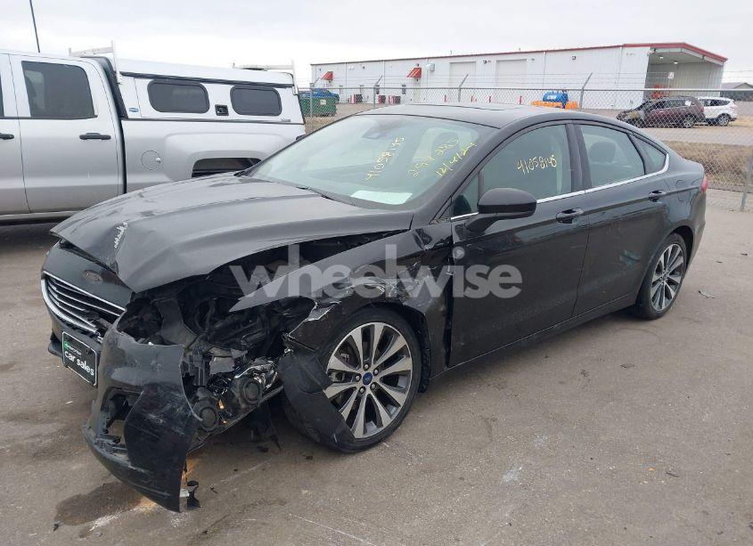 Photo 2 of 2019 Ford Fusion SE (VIN 3FA6P0T98KR253723)
