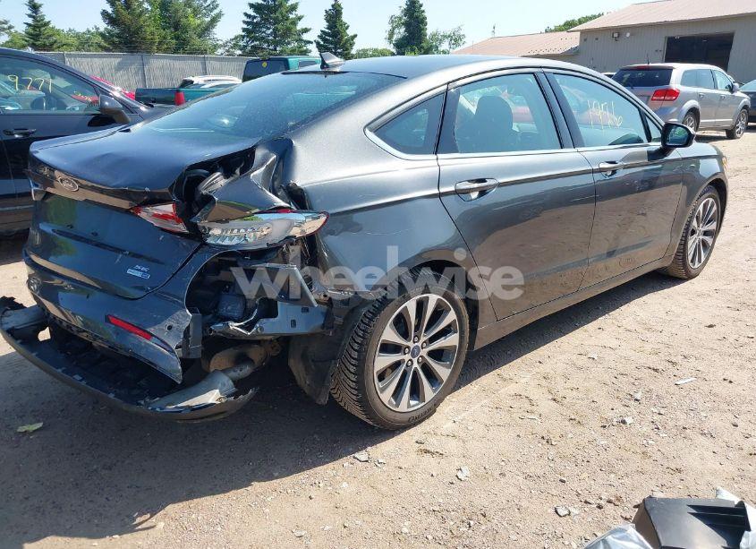 Photo 4 of 2019 Ford Fusion SE (VIN 3FA6P0T99KR103782)