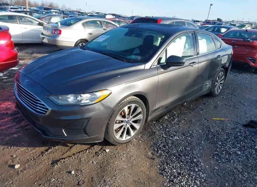 Photo 2 of 2019 Ford Fusion SE (VIN 3FA6P0T99KR270479)