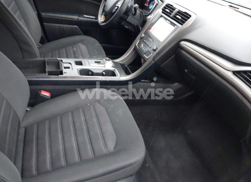 Photo 5 of 2019 Ford Fusion SE (VIN 3FA6P0T9XKR269275)