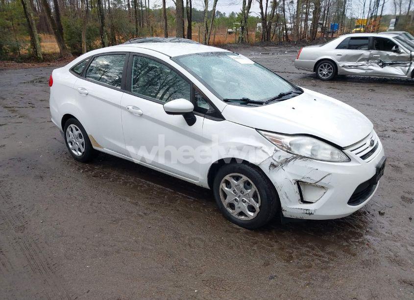 2013 Ford Fiesta S (VIN 3FADP4AJ2DM175385) main photo