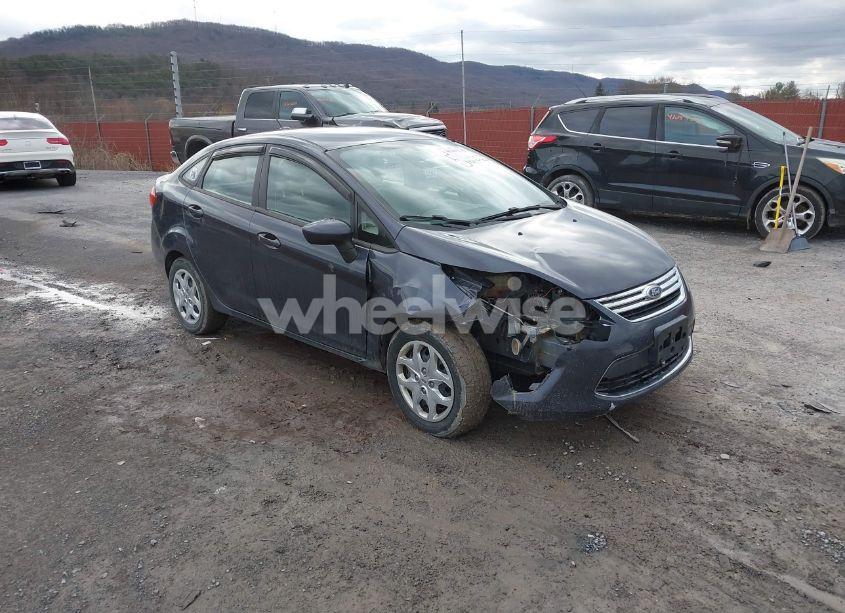 2013 Ford Fiesta S (VIN 3FADP4AJ2DM175886) main photo