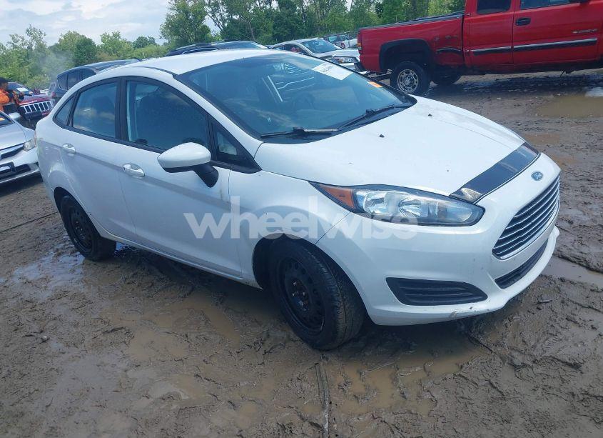 2015 Ford Fiesta S (VIN 3FADP4AJ2FM150621) main photo