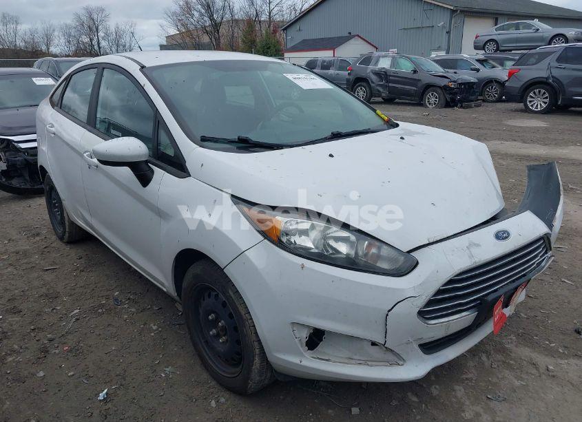 2016 Ford Fiesta S (VIN 3FADP4AJ2GM156100) main photo