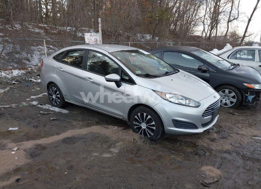 2015 Ford Fiesta S (VIN 3FADP4AJ7FM140537) main photo