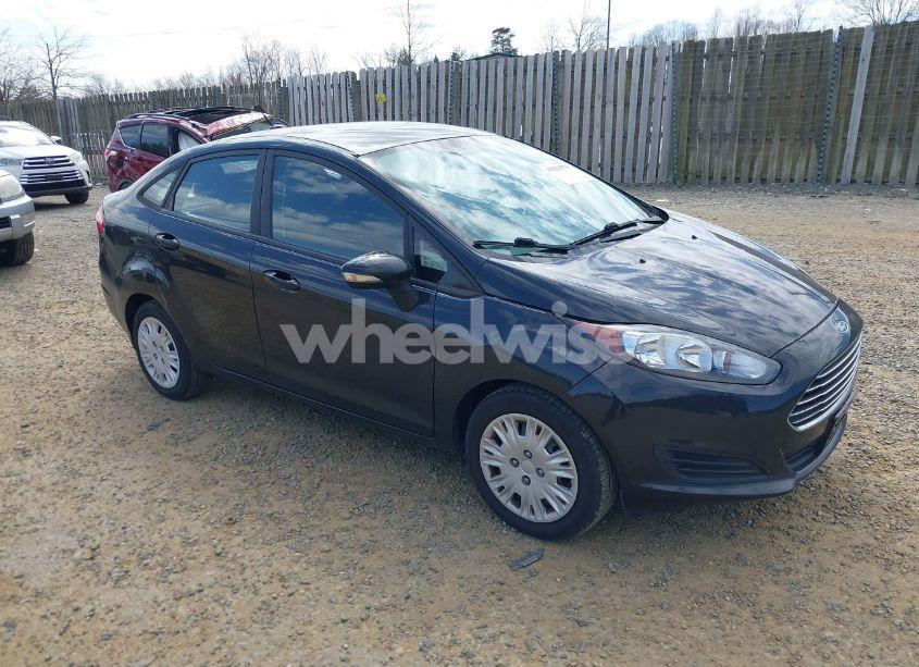 2015 Ford Fiesta SE (VIN 3FADP4BE3FM138284) main photo