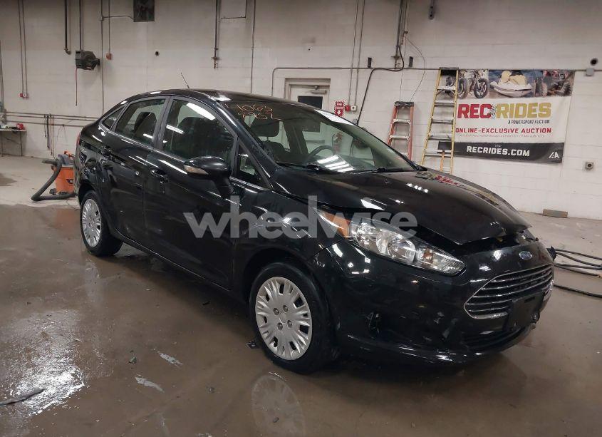 2015 Ford Fiesta SE (VIN 3FADP4BE9FM170866) main photo