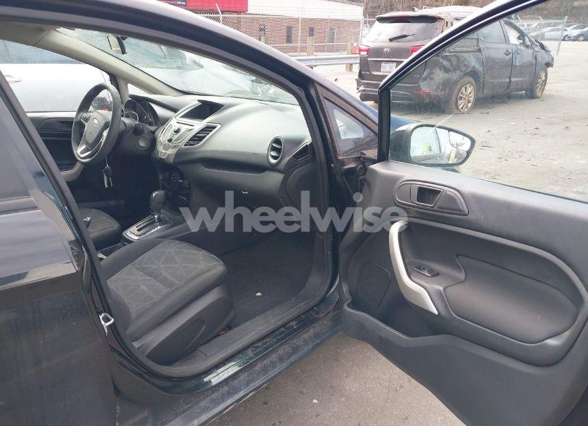 Photo 5 of 2011 Ford Fiesta SE (VIN 3FADP4BJ0BM132112)