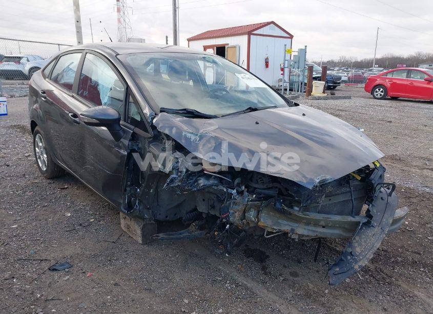 2015 Ford Fiesta SE (VIN 3FADP4BJ0FM210779) main photo