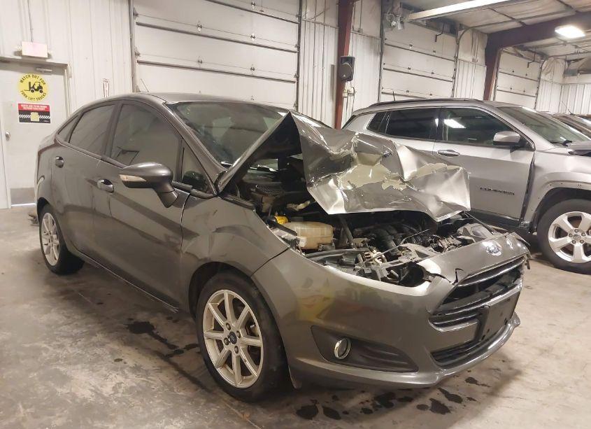 2015 Ford Fiesta SE (VIN 3FADP4BJ1FM145974) main photo