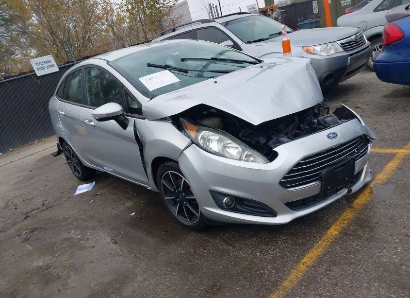 2015 Ford Fiesta SE (VIN 3FADP4BJ1FM159325) main photo