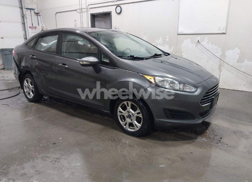 2015 Ford Fiesta SE (VIN 3FADP4BJ1FM221967) main photo