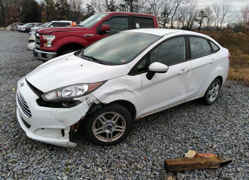 Photo 2 of 2019 Ford Fiesta SE (VIN 3FADP4BJ2KM158744)