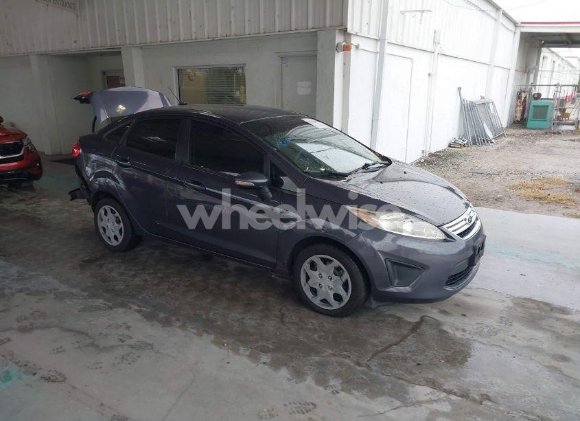 2013 Ford Fiesta SE (VIN 3FADP4BJ3DM136500) main photo