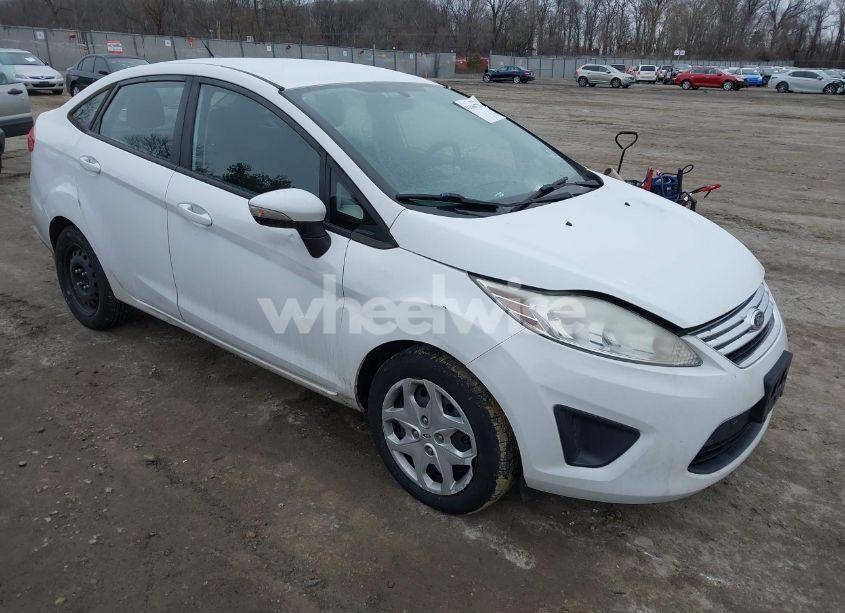 2013 Ford Fiesta SE (VIN 3FADP4BJ3DM157735) main photo