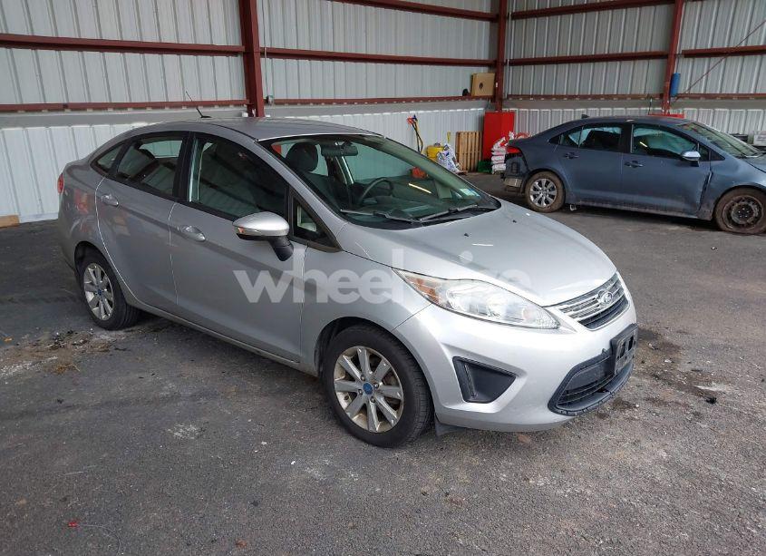 2013 Ford Fiesta SE (VIN 3FADP4BJ3DM173949) main photo