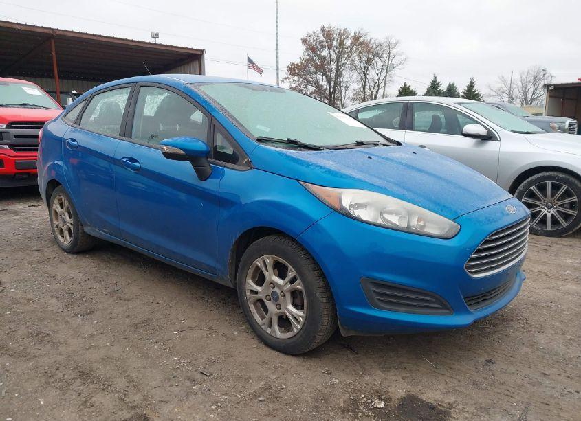 2015 Ford Fiesta SE (VIN 3FADP4BJ3FM141182) main photo