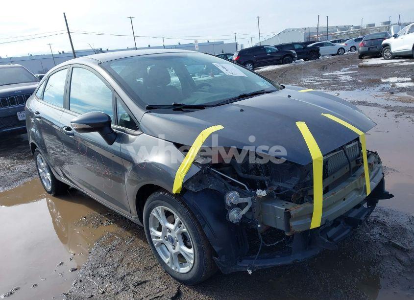 2015 Ford Fiesta SE (VIN 3FADP4BJ3FM175591) main photo