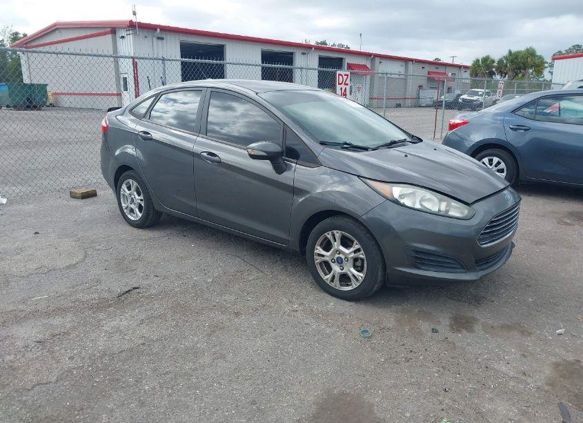 2015 Ford Fiesta SE (VIN 3FADP4BJ3FM214325) main photo