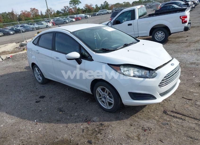 2018 Ford Fiesta SE (VIN 3FADP4BJ3JM135830) main photo
