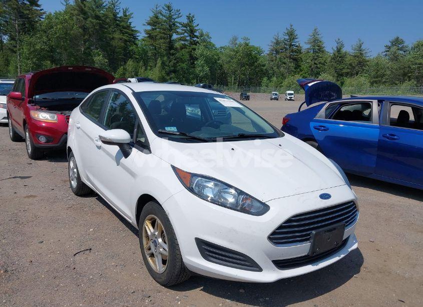 2018 Ford Fiesta SE (VIN 3FADP4BJ3JM144561) main photo