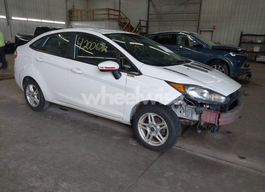 2019 Ford Fiesta SE (VIN 3FADP4BJ3KM117720) main photo