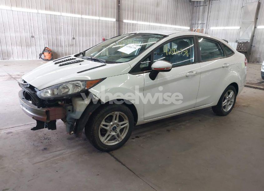 Photo 2 of 2019 Ford Fiesta SE (VIN 3FADP4BJ3KM117720)