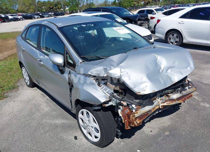 2013 Ford Fiesta SE (VIN 3FADP4BJ4DM140832) main photo